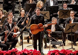 El guitarrista canario Adrián Nuez, junto a la Orquesta Filarmónica de Gran Canaria.