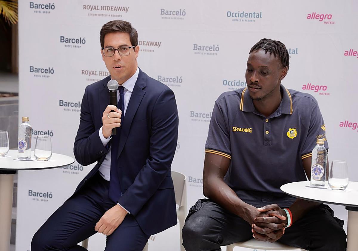 Imagen principal - Kuath: «Estar en una de las mejores ligas del mundo era un reto que no podía dejar pasar»