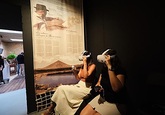 Visitantes conociendo la oferta cultural.