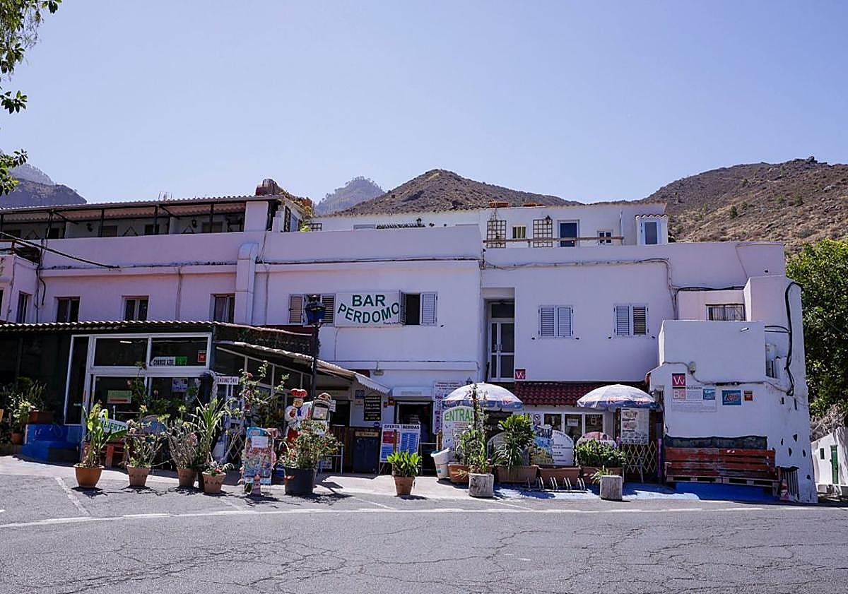 Imagen principal - 1. Bar Perdomo, único establecimiento abierto en todo el pueblo. Recibe a miles de turistas año tras año. 2. Milagrosa Martín, presidenta de la asociación de vecinos. 3. Juan Manuel Torres, vecino y trabajador del Risco.