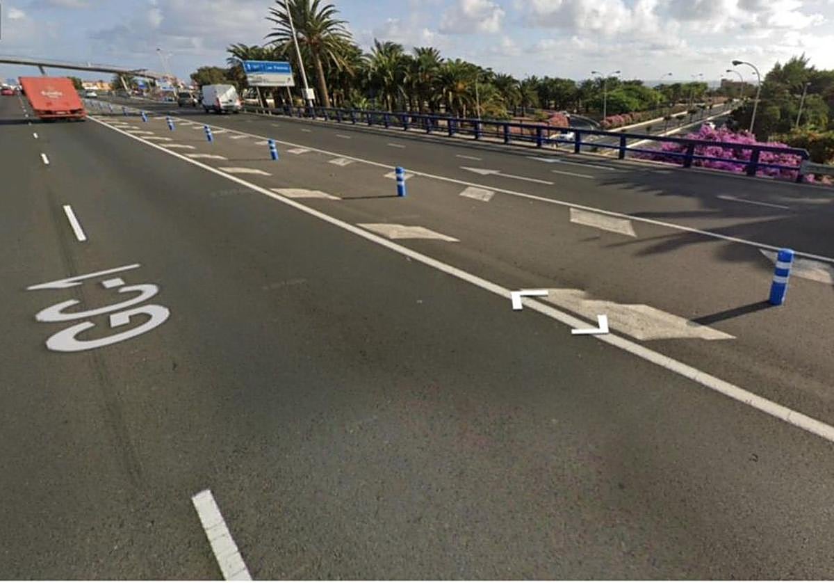 A la derecha, la vía de servicio que se verá afectada por la restricción.