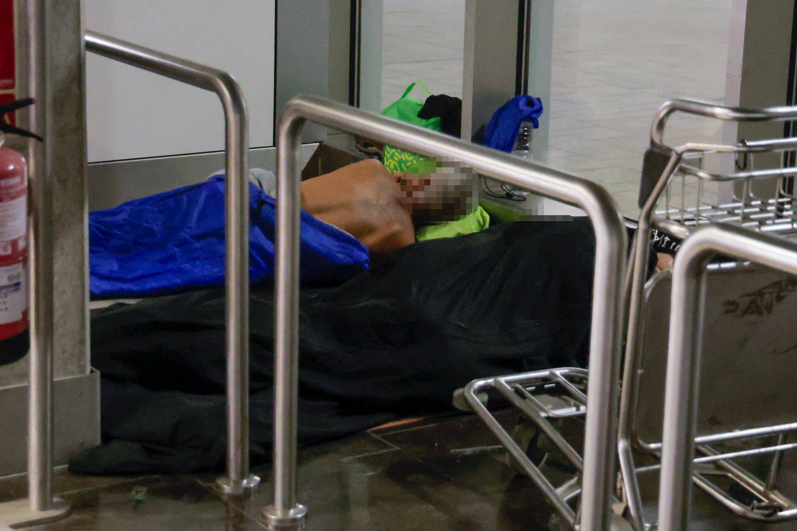 Personas sin techo buscan cobijo en el Aeropuerto de Gran Canaria