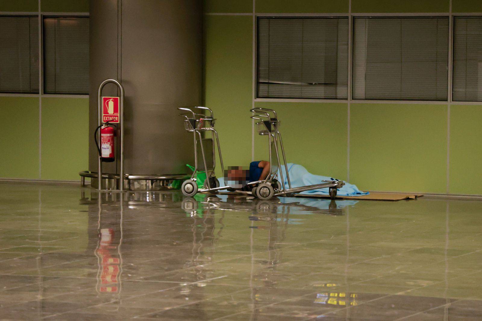 Personas sin techo buscan cobijo en el Aeropuerto de Gran Canaria