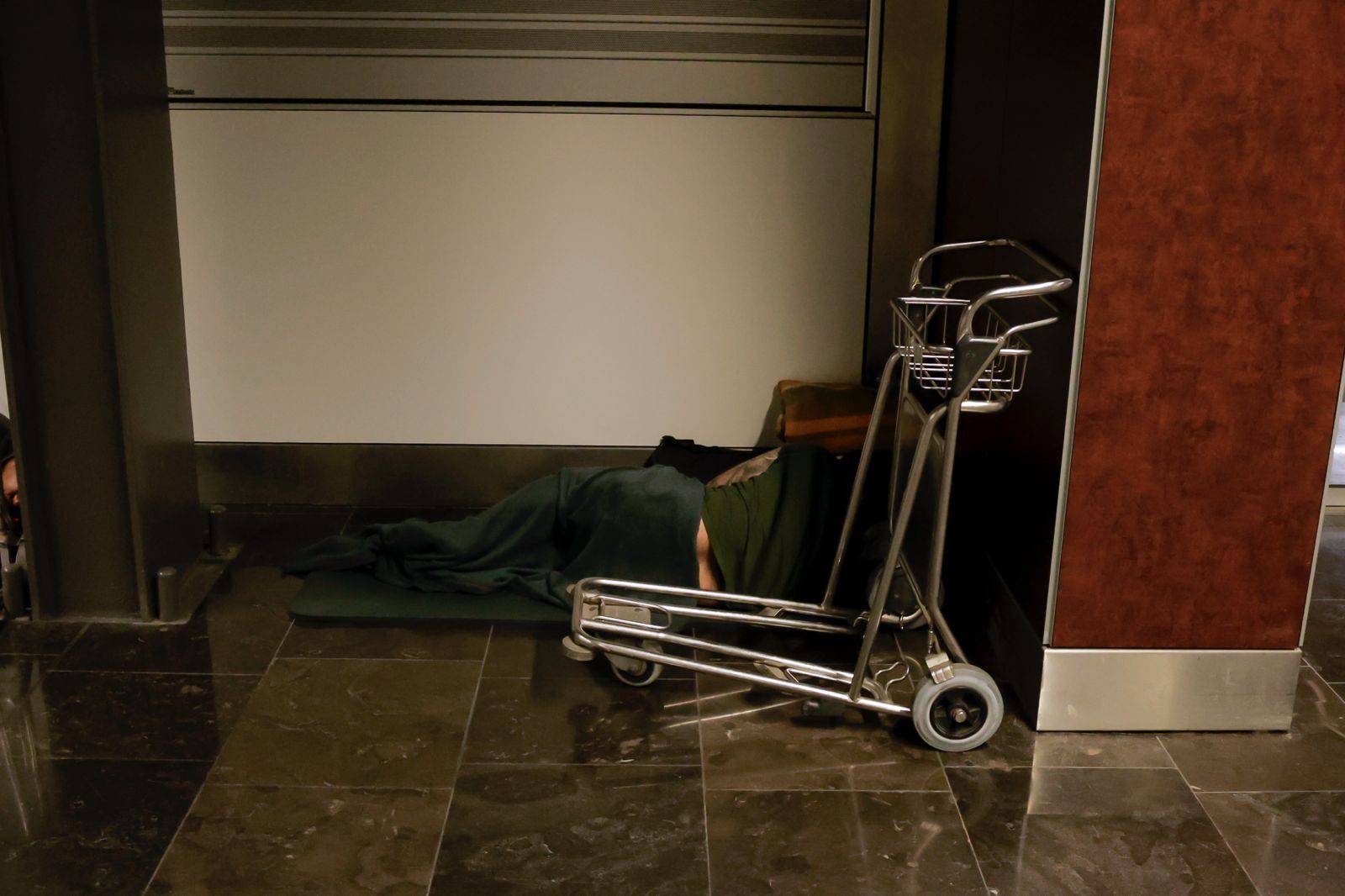 Personas sin techo buscan cobijo en el Aeropuerto de Gran Canaria