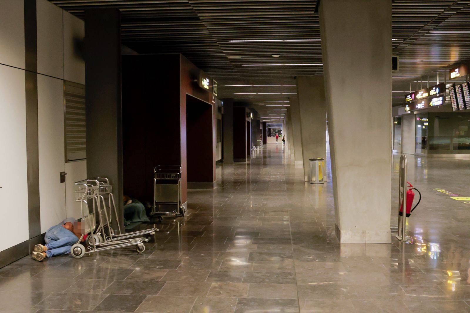 Personas sin techo buscan cobijo en el Aeropuerto de Gran Canaria
