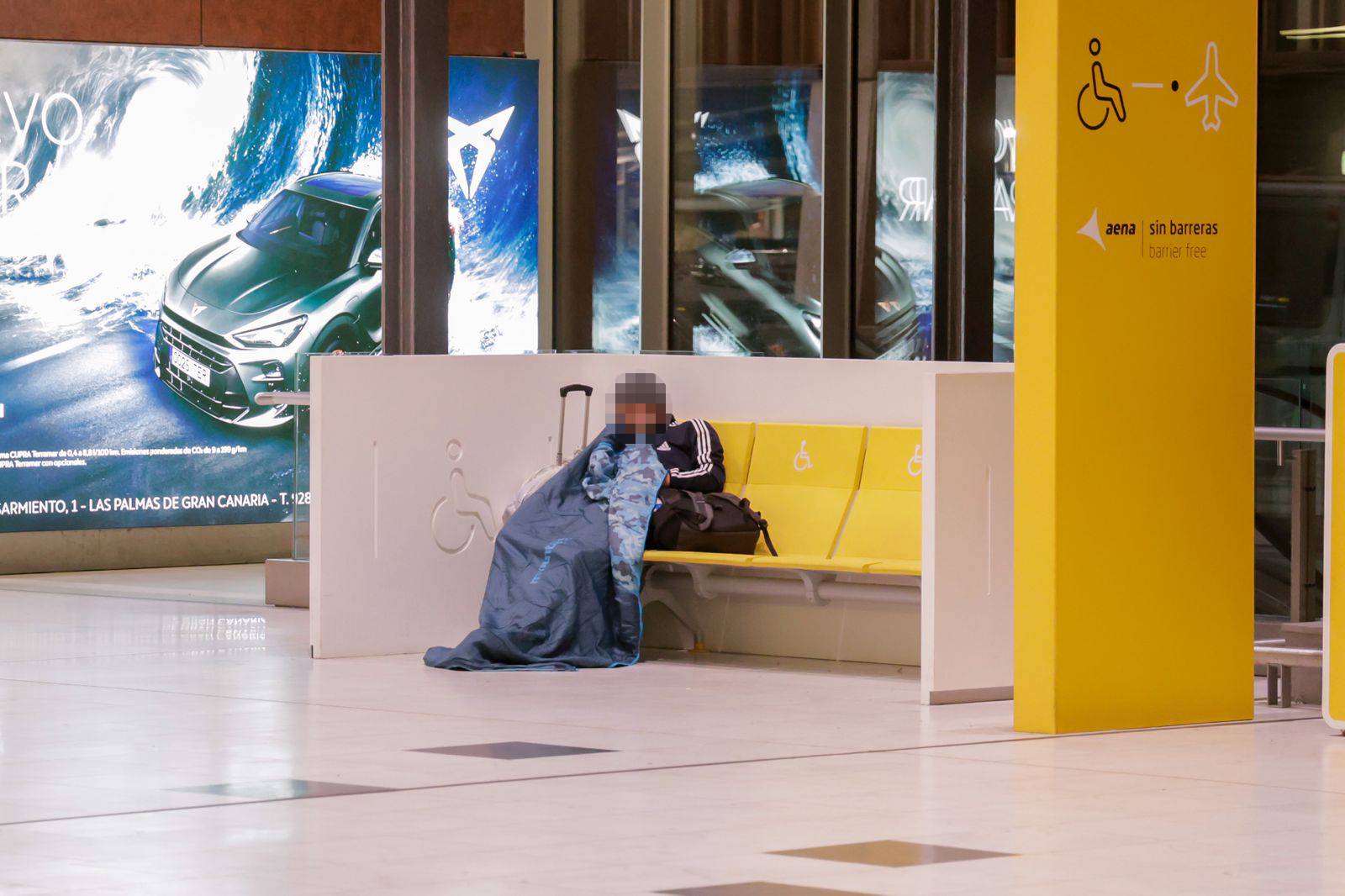 Personas sin techo buscan cobijo en el Aeropuerto de Gran Canaria