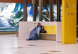 Persona durmiendo en el aeropuerto