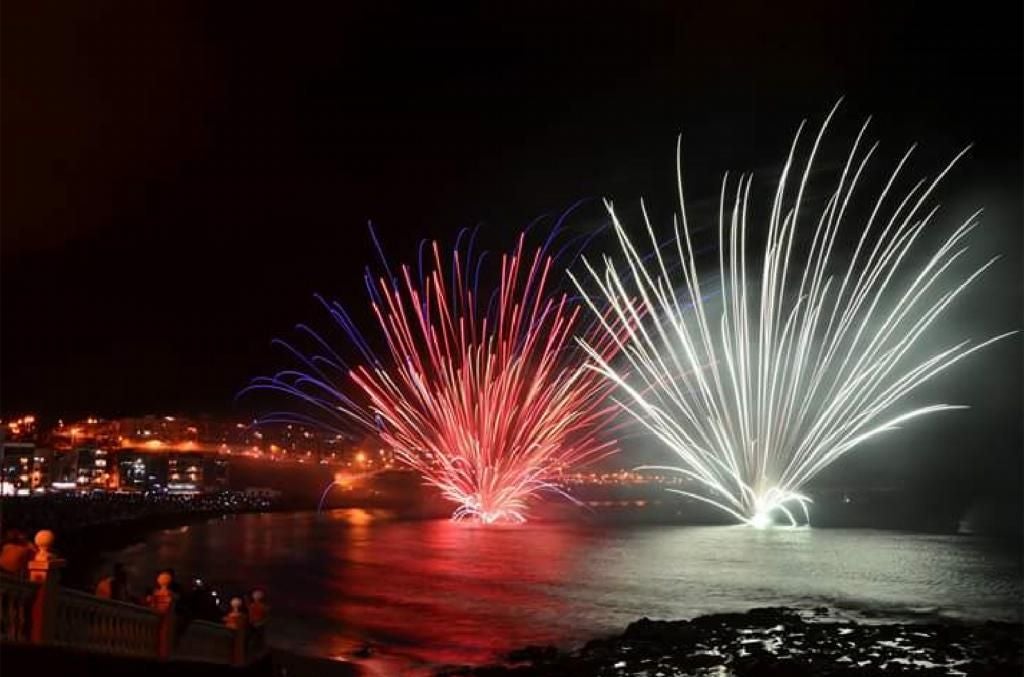 Espectáculo de fuegos artificiales en la playa de Melenara.