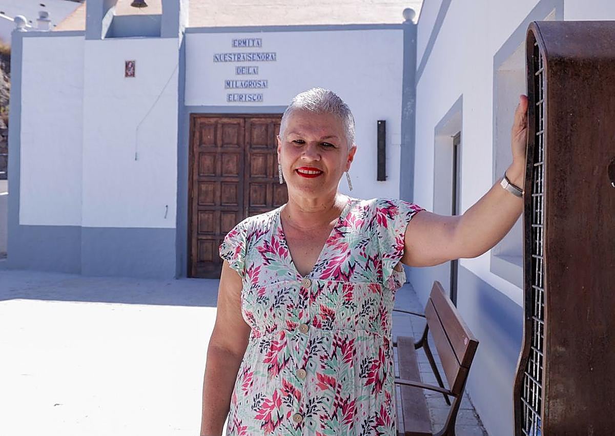 Imagen secundaria 1 - 1. Bar Perdomo, único establecimiento abierto en todo el pueblo. Recibe a miles de turistas año tras año. 2. Milagrosa Martín, presidenta de la asociación de vecinos. 3. Juan Manuel Torres, vecino y trabajador del Risco.