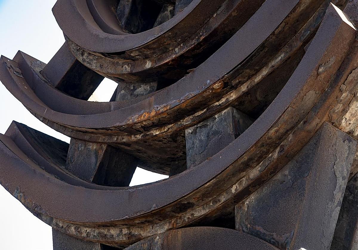 Foto detalle del óxido que se está comiendo la escultura.