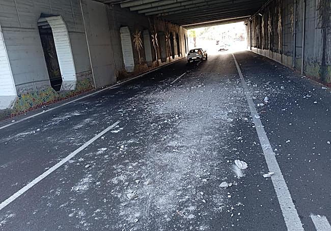 Así quedó la calzada de la GC-10 tras el choque de un camión contra el tablero.