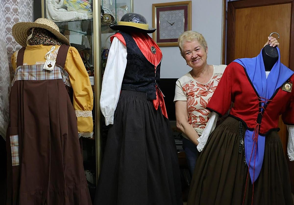 María Navarro, una de las pocas artesanas que elabora trajes típicos canarios y que se encarga de conservar una parte del patrimonio del archipiélago.