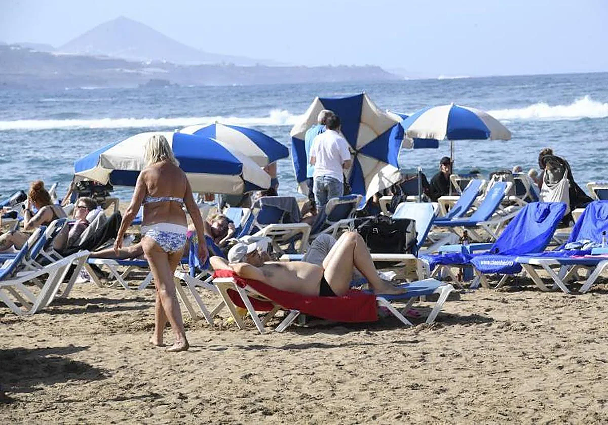 Turistas de vacaciones en las playas canarias.