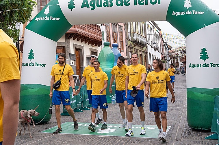 Imagen de los jugadores del CB Gran Canaria en la Villa Mariana de Teror.
