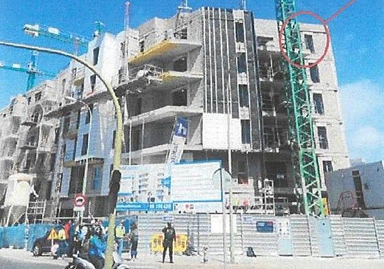 El círculo rojo inferior señala el lugar desde el que cayó el bidón.