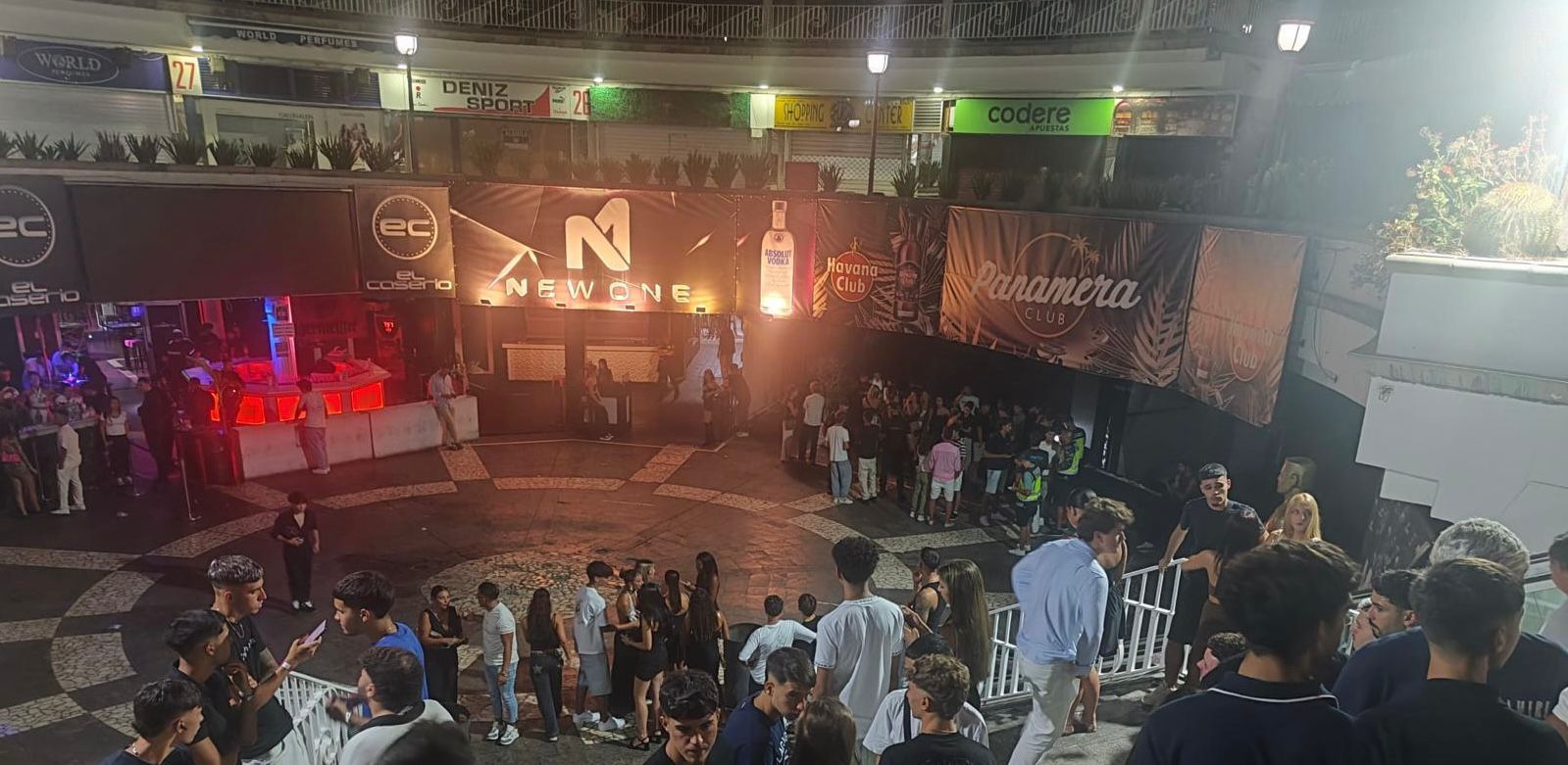 Momento del operativo policial en el centro comercial el Plaza.