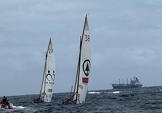El SPAR Guerra del Río, seguido del bote del Hospital La Paloma Pueblo Guanche.