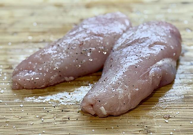 Salpimentamos las pechugas
