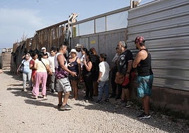 Algunos de los residentes en el poblado de Bahía de Formas.