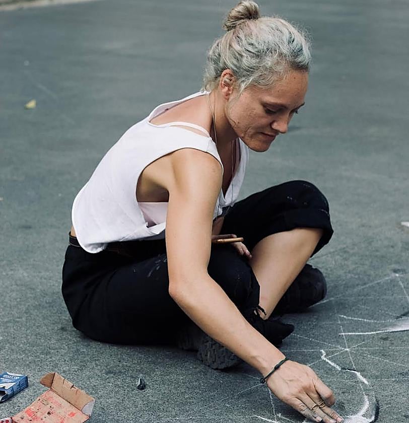 Bianca Milacic pintando en las calles de Triana.