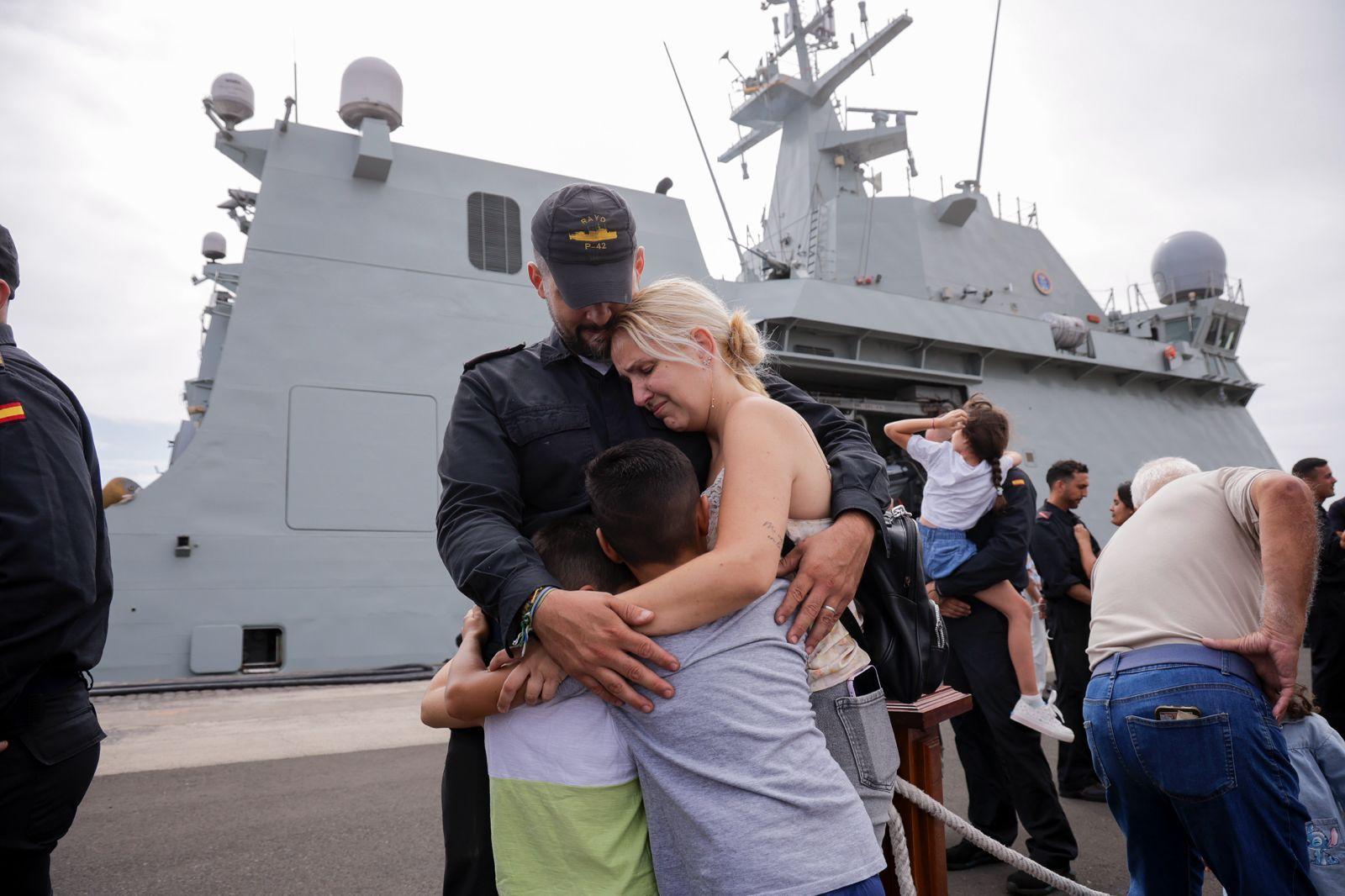 Abrazos y emociones en la despedida del Buque Rayo