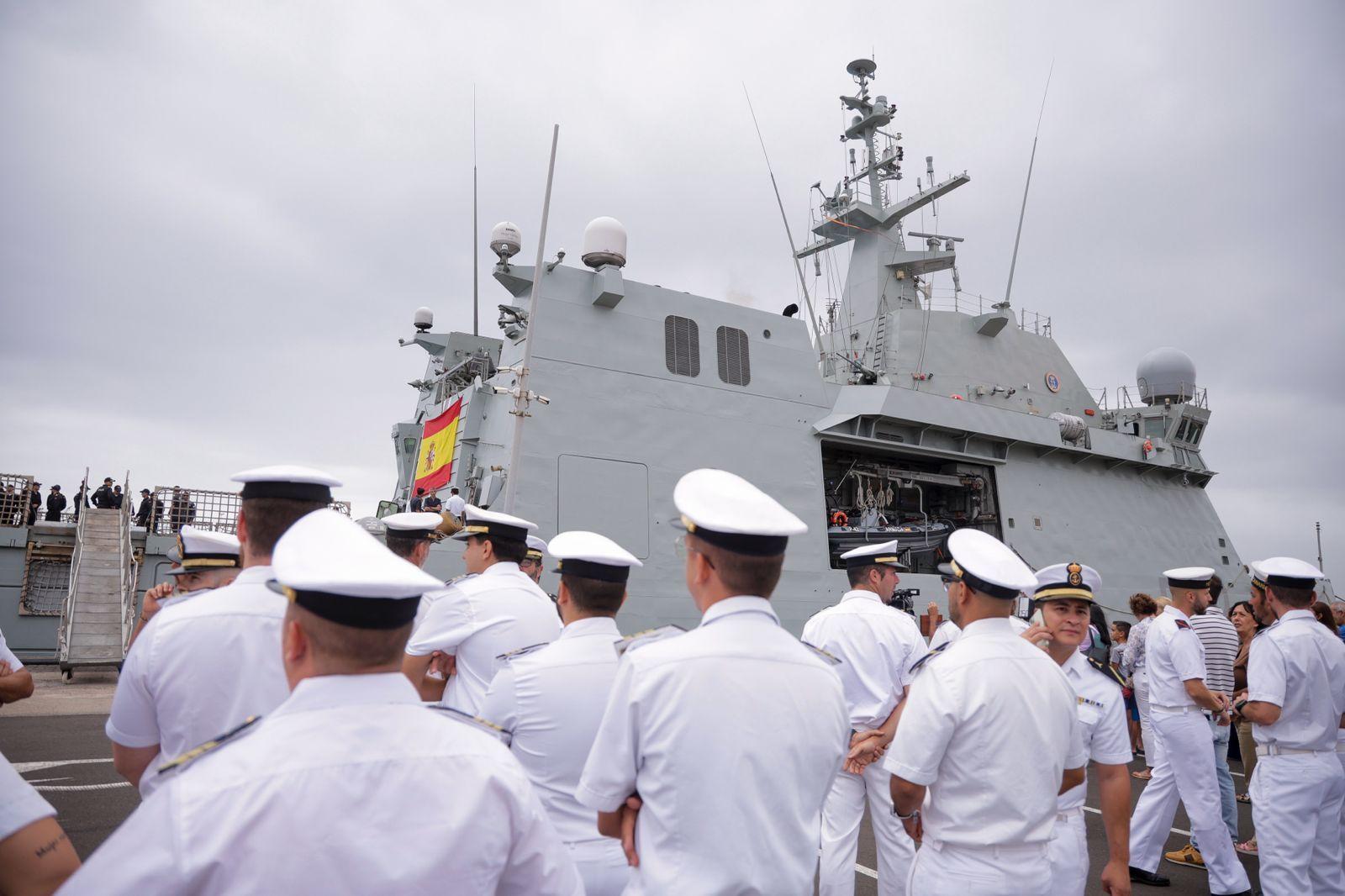 Abrazos y emociones en la despedida del Buque Rayo