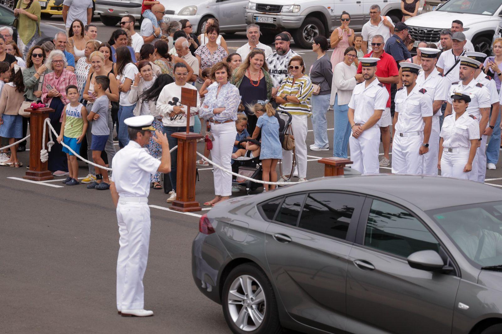 Abrazos y emociones en la despedida del Buque Rayo