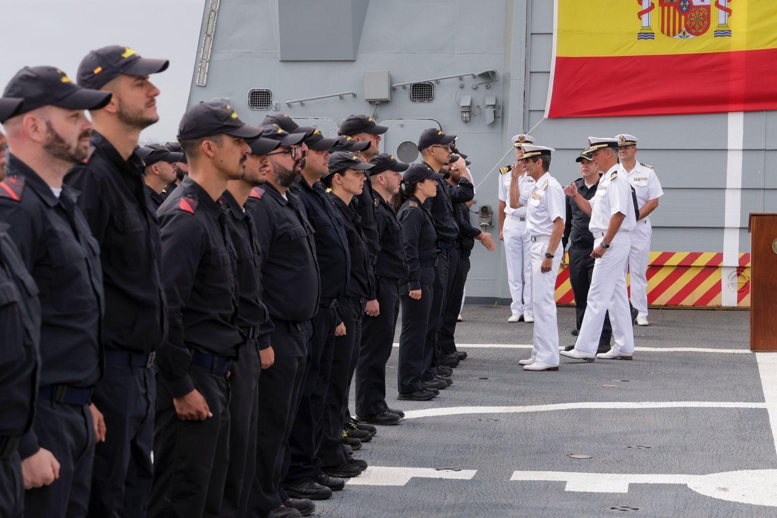 Abrazos y emociones en la despedida del Buque Rayo