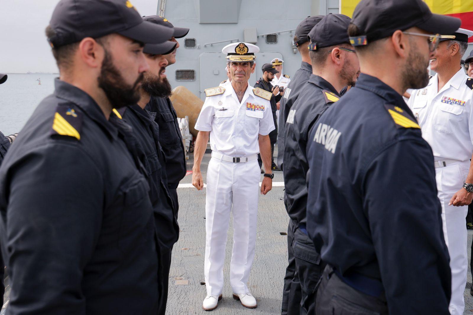 Abrazos y emociones en la despedida del Buque Rayo