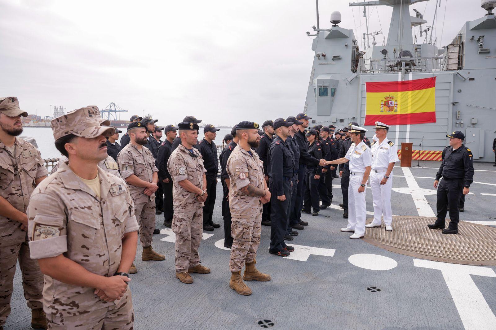 Abrazos y emociones en la despedida del Buque Rayo