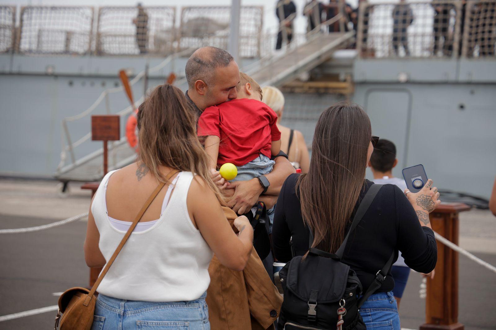 Abrazos y emociones en la despedida del Buque Rayo
