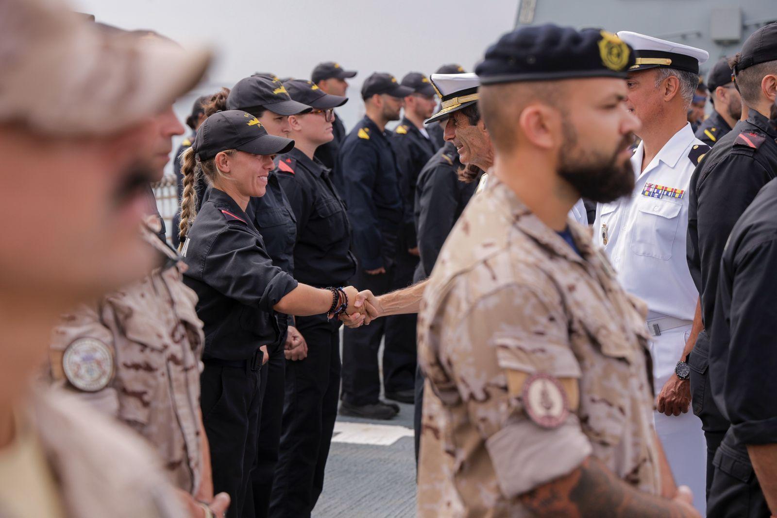 Abrazos y emociones en la despedida del Buque Rayo
