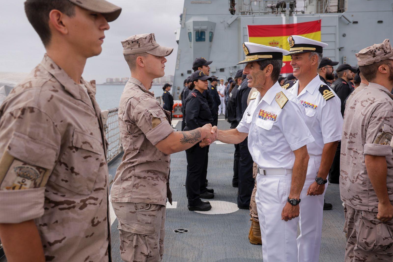 Abrazos y emociones en la despedida del Buque Rayo