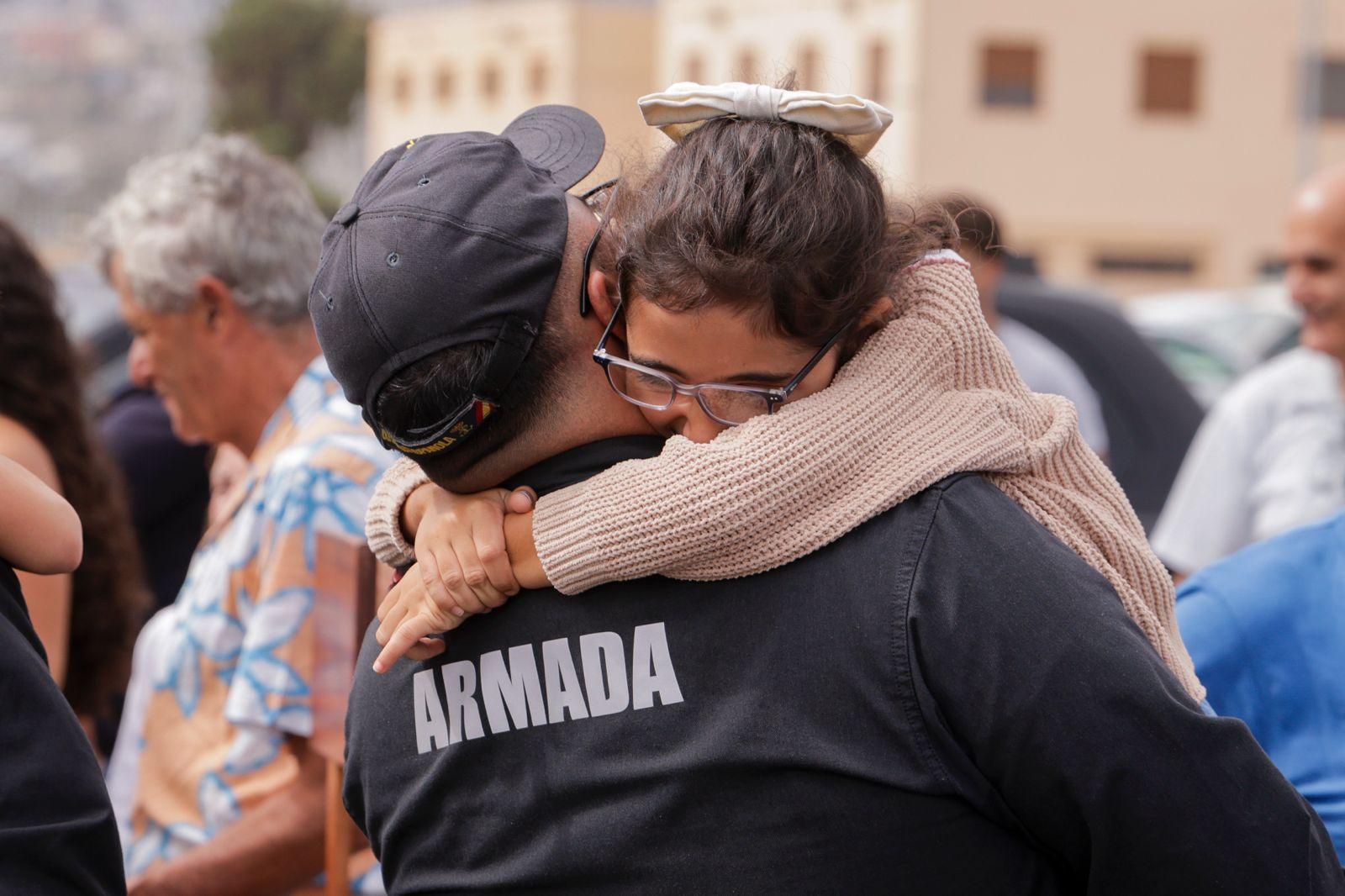 Abrazos y emociones en la despedida del Buque Rayo