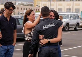 Abrazos y emociones en la despedida del Buque Rayo