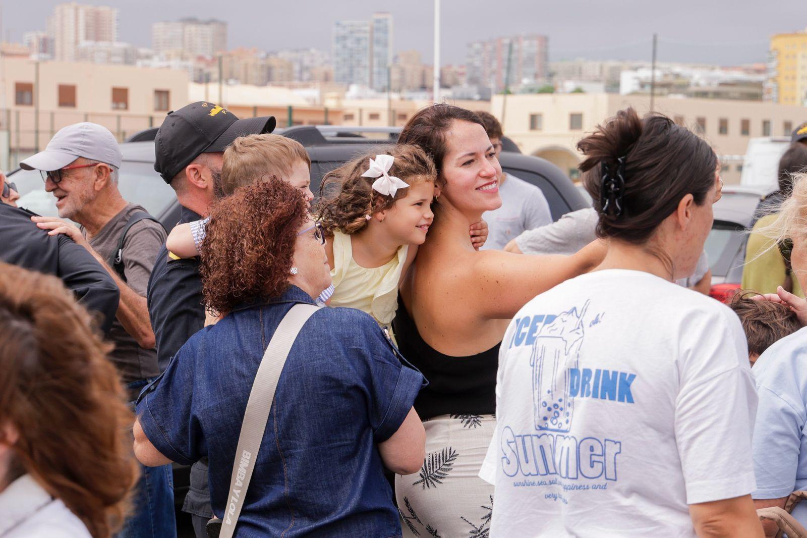 Abrazos y emociones en la despedida del Buque Rayo