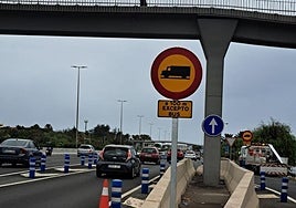 Señal de prohibición de paso de vehículos pesados colocada este lunes en la vía de servicio.