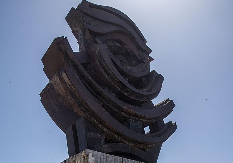 El deterioro de 'La Mirada', de 26 metros de altura, a simple vista.