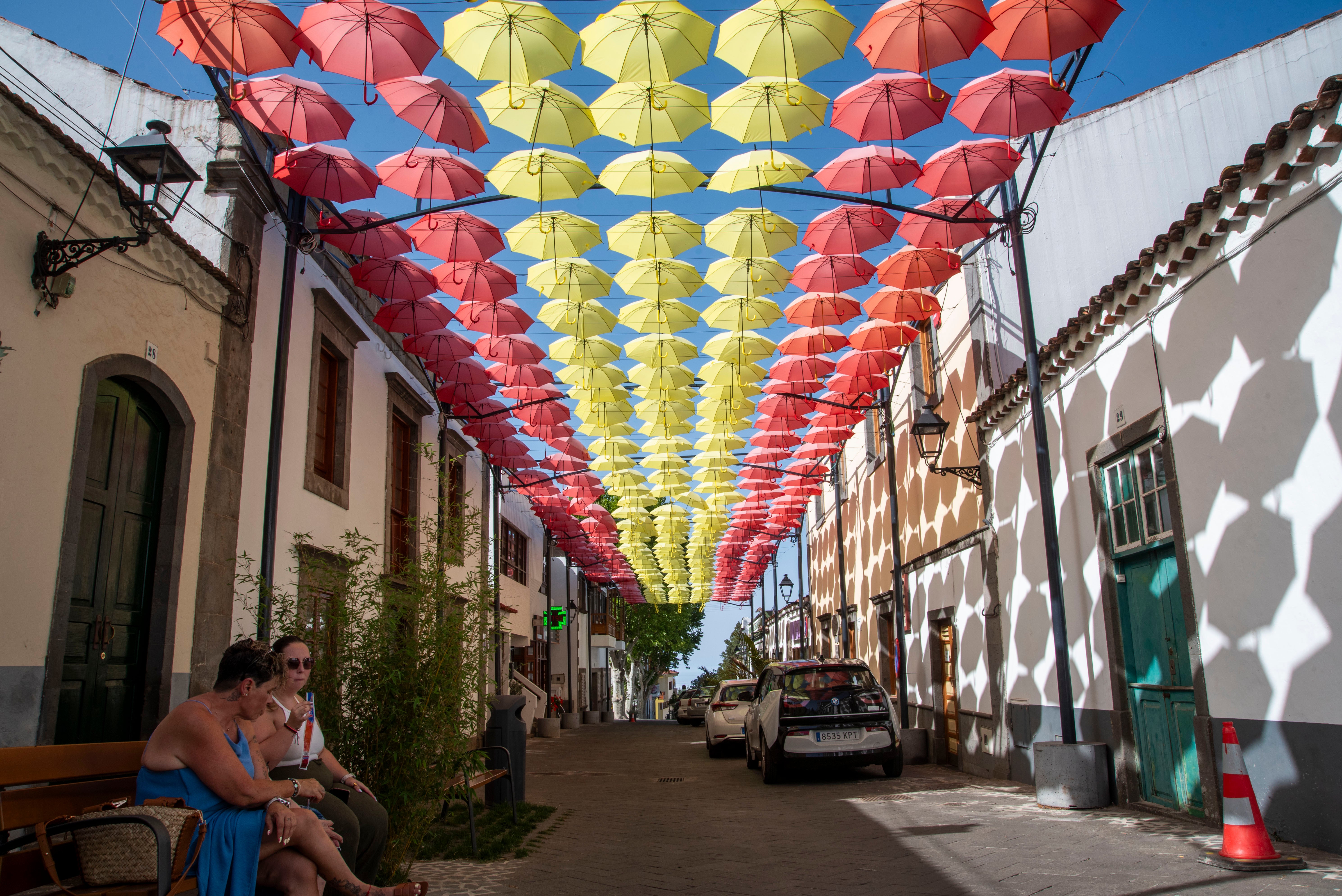 Paraguas en una calle de Valleseco para dar sombra.