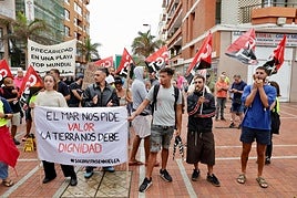 Manifestación de los socorristas de Las Palmas de Gran Canaria en Las Canteras