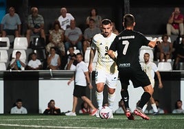 Edu Salles controla el esférico, durante el amistoso en Vecindario.