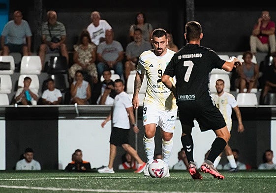 Edu Salles controla el esférico, durante el amistoso en Vecindario.