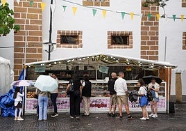 Vecinos comprando en un puesto en Teror
