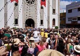 Cientos de aldeanos y aldeanas se congregaron en la plaza de La Alameda durante el repique.