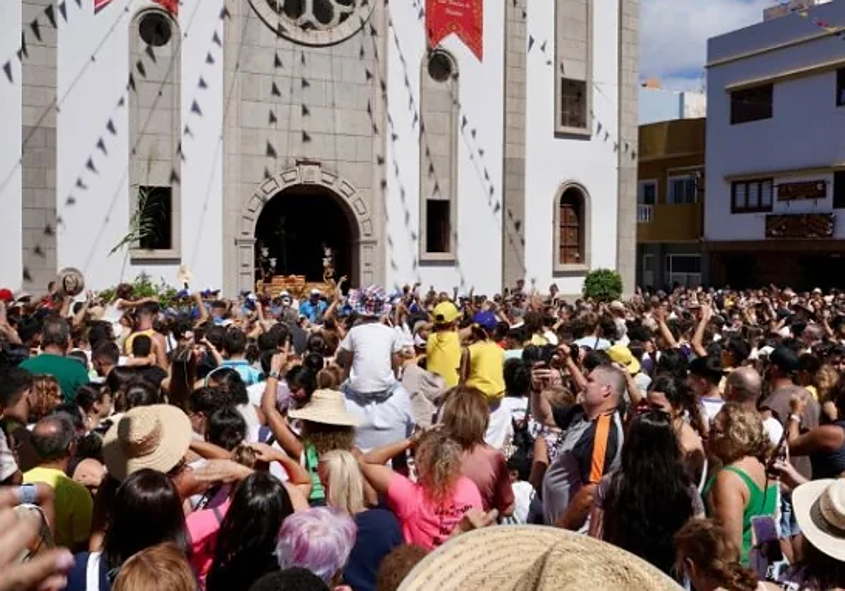 Cientos de aldeanos y aldeanas se congregaron en la plaza de La Alameda durante el repique.