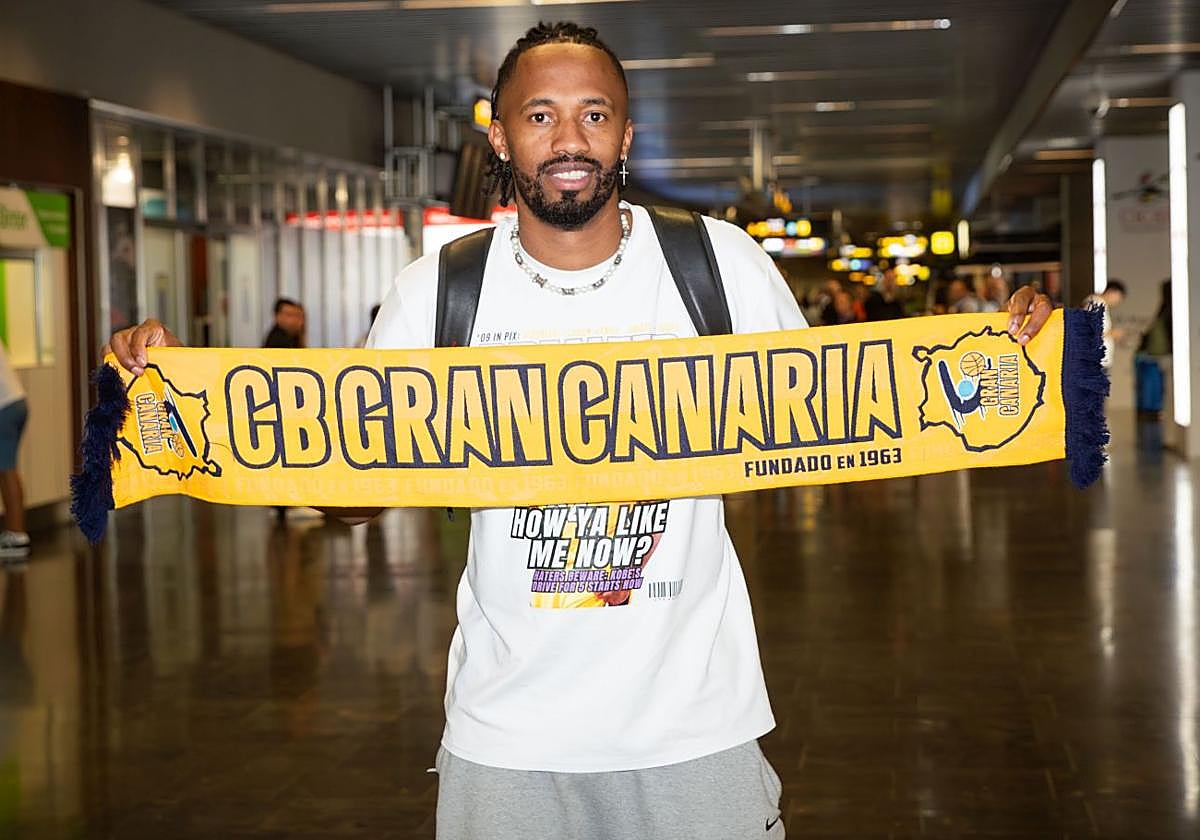 Braian Angola posa con la bufanda del Granca a su llegada a la isla este martes.