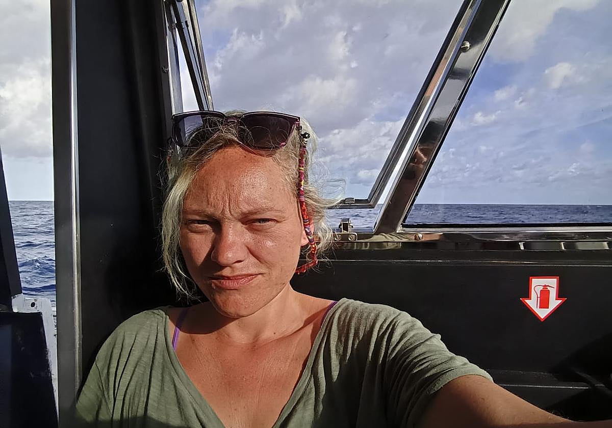 Bianca Milacic en el interior del barco en el que viaja a Gaza siendo parte de la Flotilla de la Libertad.