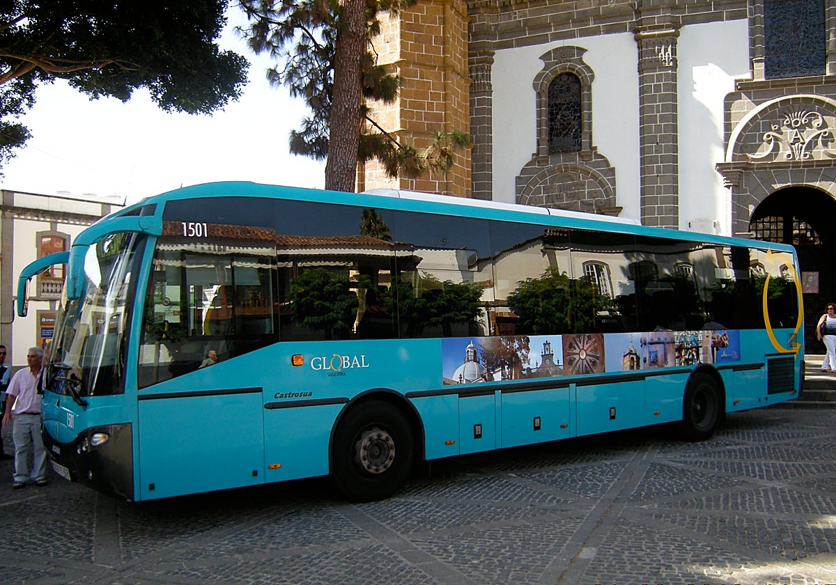 Una guagua de Global frente a la Basílica de Teror.