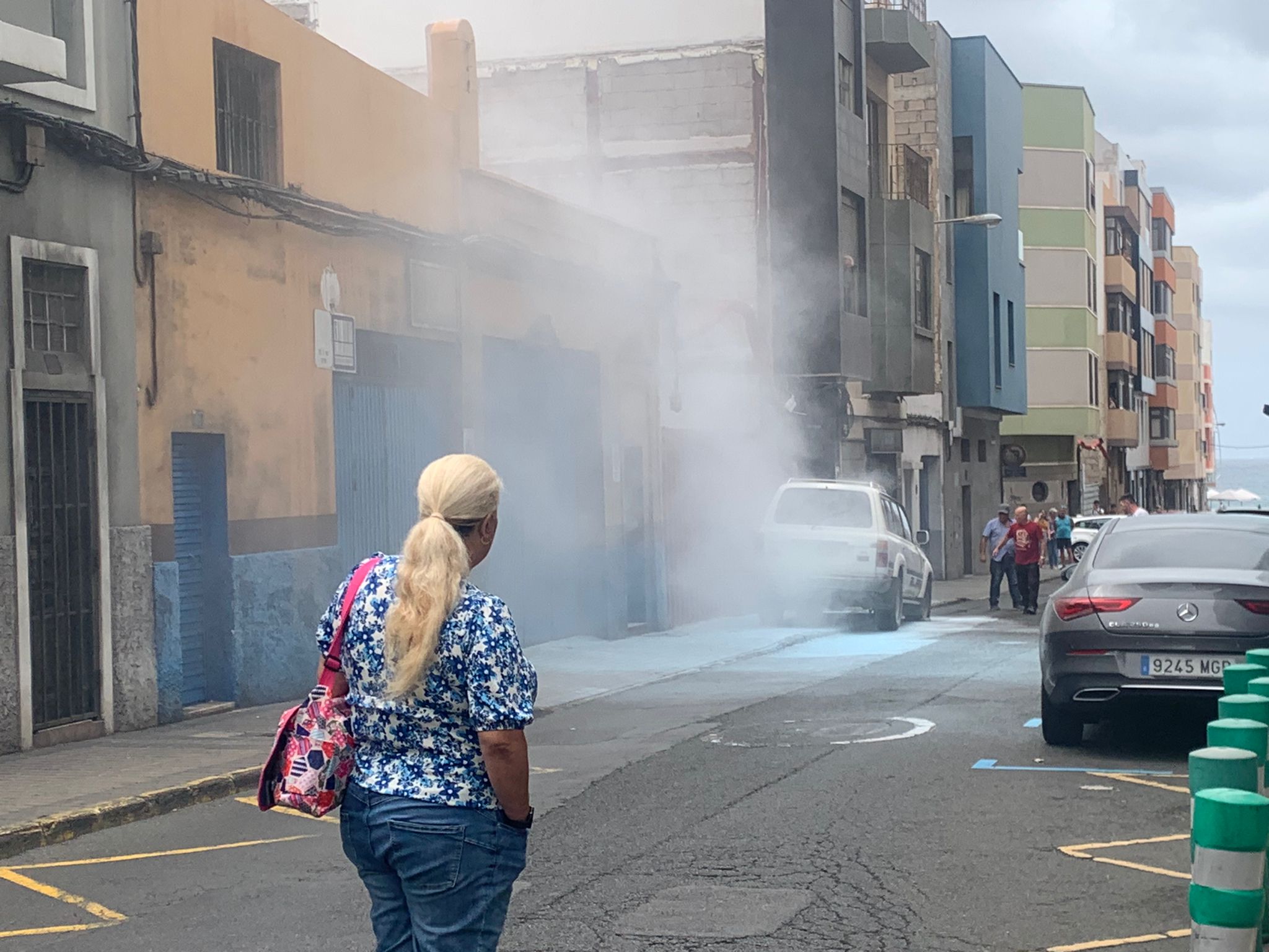 Imagen del coche envuelto en humo.