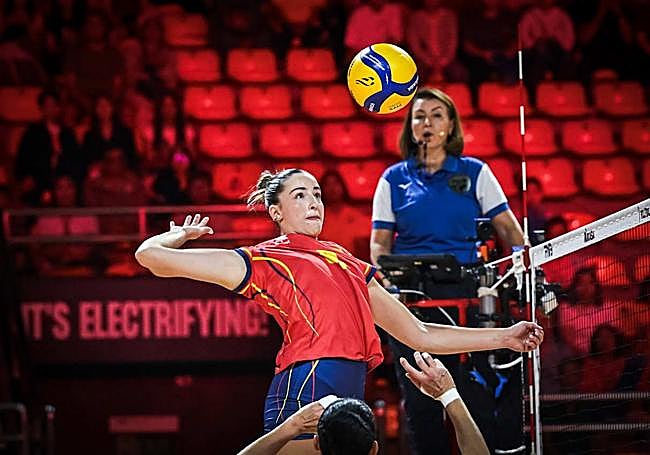 Lola Hernández remata con contundencia.